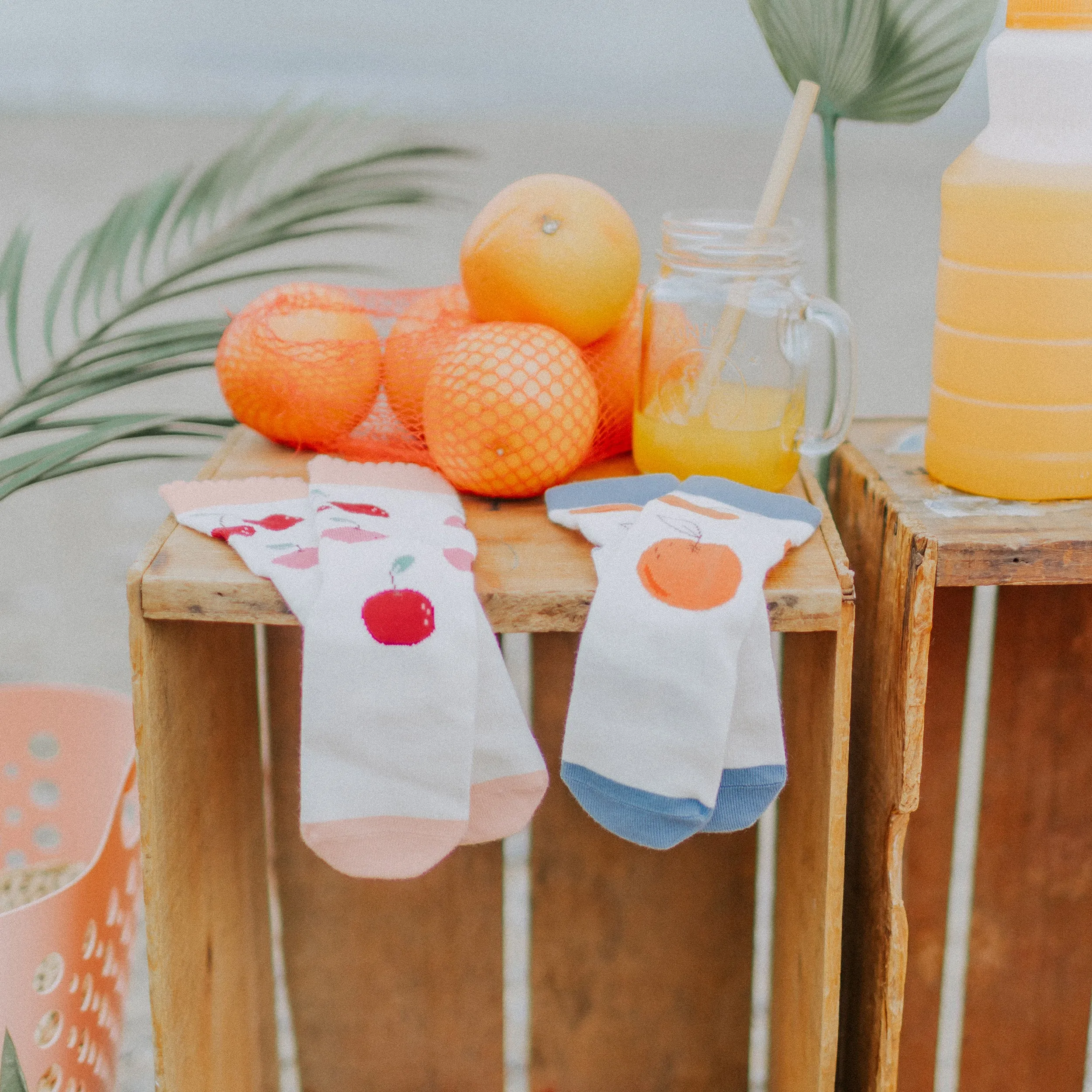 Chaussettes crème avec des cerises adorables roses, enfant || Cream socks with adorable pink cherries, child