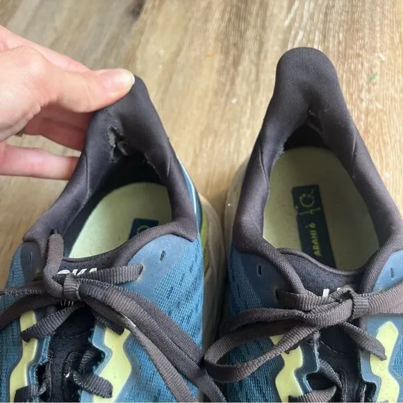 HOKA Arahi 6 Running Shoe