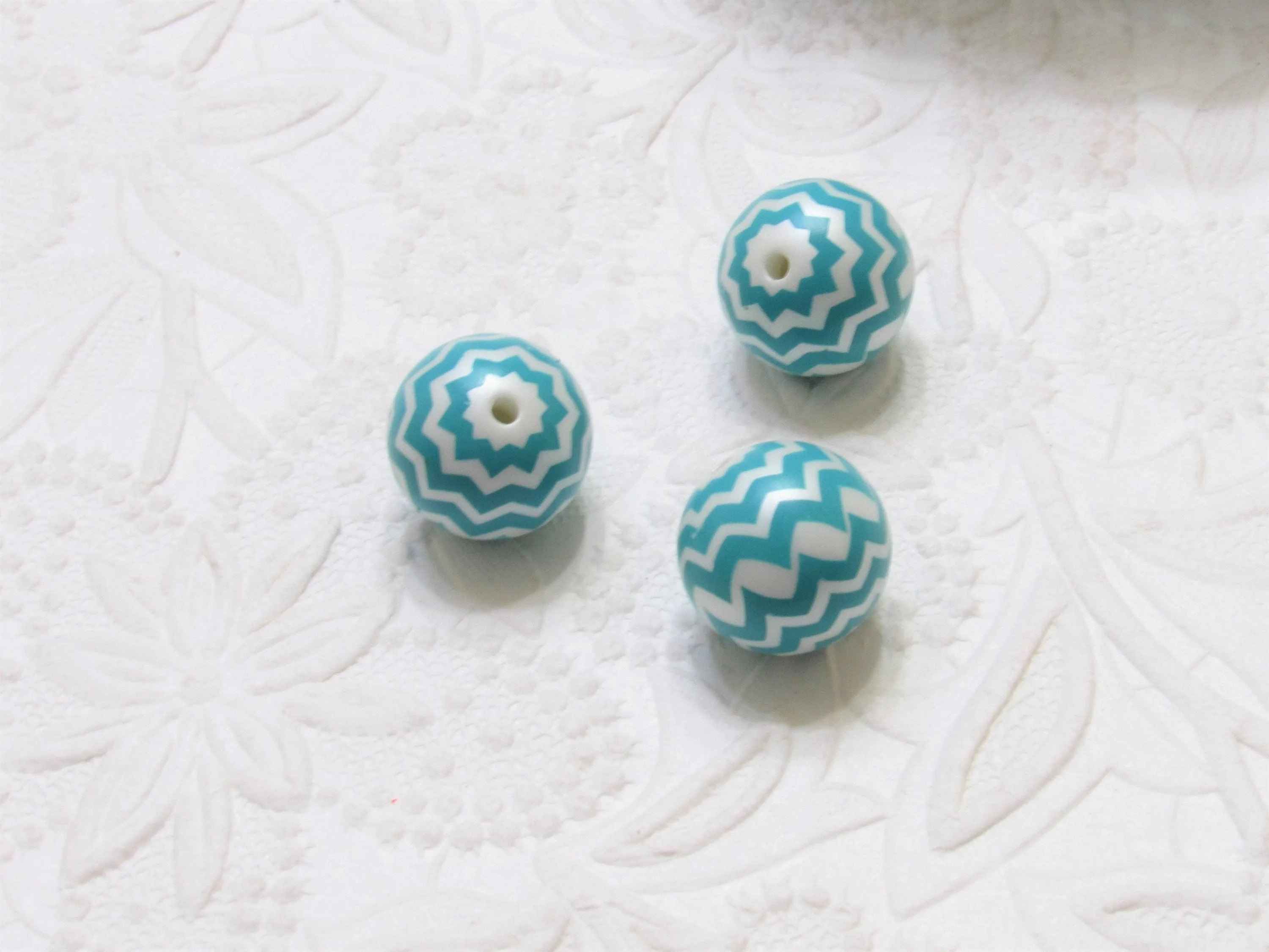 New Teal Chevron on Matte White Pearls,  Bubblegum Beads, Chunky Gumball Beads, Bubblegum Bead Supply, Chunky Printed Pearl Beads
