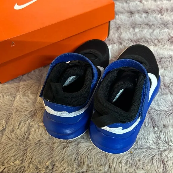 NIKE Team Hustle Sneakers size 12