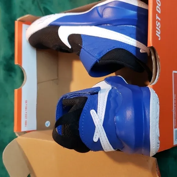 NIKE Team Hustle Sneakers size 12
