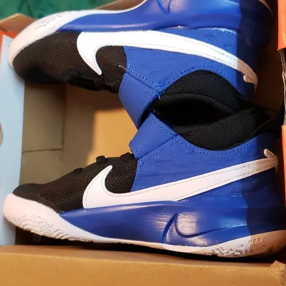 NIKE Team Hustle Sneakers size 12
