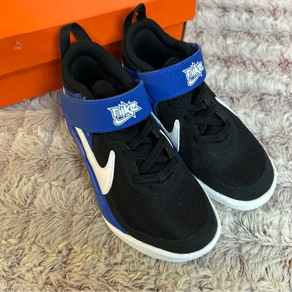 NIKE Team Hustle Sneakers size 12
