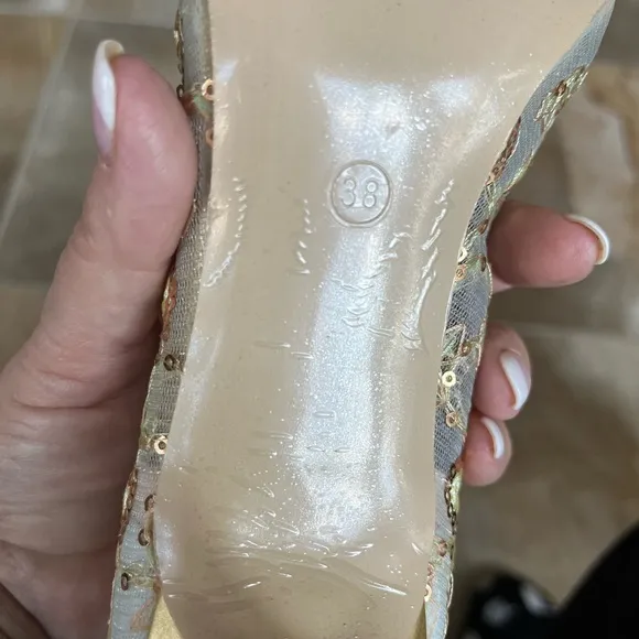 NWT Beautiful heels. Size 38 US 7.5