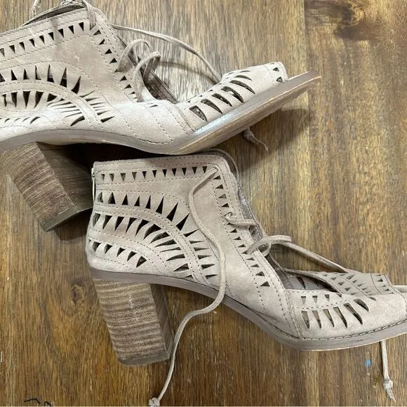 Vince Camuto Size 8 Tarita Suede Lace Up Heels