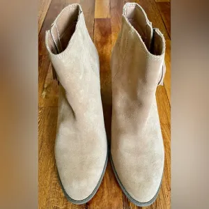 Vionic Size 10 Tan Suede Ankle Boot with Zipper